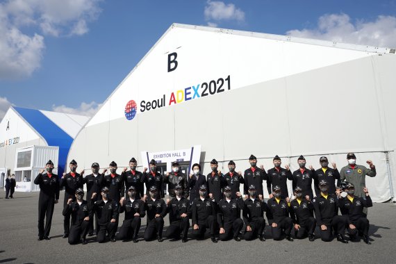 문재인 대통령과 김정숙 여사가 20일 경기도 성남시 서울공항에서 열린 2021 서울 국제 항공우주 및 방위산업 전시회(ADEX) 개막 기념행사에 참석해 시범비행을 마친 공군 특수비행팀 블랙이글스 대원들과 기념촬영을 하고 있다. 2021.10.20/뉴스1 © News1 이광호 기자