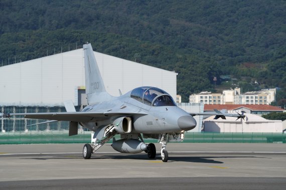 문재인 대통령이 20일 경기도 성남시 서울공항에서 열린 2021 서울 국제 항공우주 및 방위산업 전시회(ADEX) 개막 기념행사에 국산 경공격기 FA-50을 타고 도착하고 있다. 문 대통령이 탑승한 FA50은 수원 공군기지를 출발해 천안 독립기념관과 서울 현충원, 용산 전쟁기념관 상공을 비행해 서울공항에 도착했다. 2021.10.20/뉴스1 © News1 이광호 기자