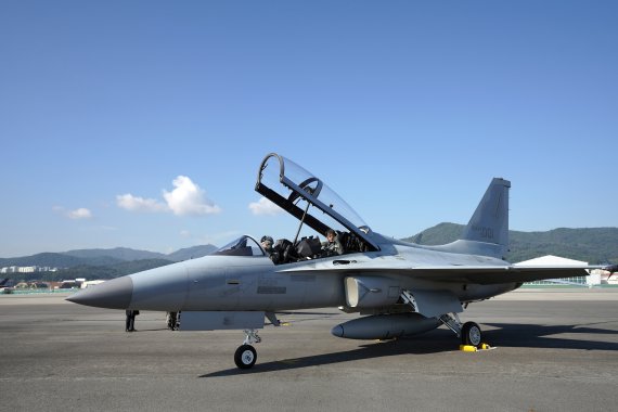 문재인 대통령이 20일 경기도 성남시 서울공항에서 열린 2021 서울 국제 항공우주 및 방위산업 전시회(ADEX) 개막 기념행사에 국산 경공격기 FA-50을 타고 도착하고 있다. 문 대통령이 탑승한 FA50은 수원 공군기지를 출발해 천안 독립기념관과 서울 현충원, 용산 전쟁기념관 상공을 비행해 서울공항에 도착했다. 2021.10.20/뉴스1 © News1 이광호 기자