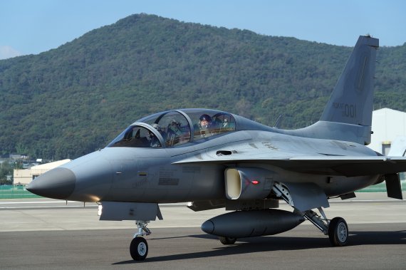 문재인 대통령이 20일 경기도 성남시 서울공항에서 열린 2021 서울 국제 항공우주 및 방위산업 전시회(ADEX) 개막 기념행사에 국산 경공격기 FA-50을 타고 도착하고 있다. 문 대통령이 탑승한 FA50은 수원 공군기지를 출발해 천안 독립기념관과 서울 현충원, 용산 전쟁기념관 상공을 비행해 서울공항에 도착했다. 2021.10.20/뉴스1 © News1 이광호 기자