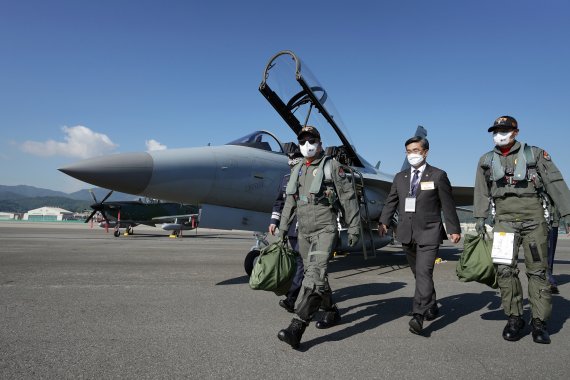 문재인 대통령이 20일 경기도 성남시 서울공항에서 열린 2021 서울 국제 항공우주 및 방위산업 전시회(ADEX) 개막 기념행사에 국산 경공격기 FA-50을 타고 도착해 행사장으로 이동하고 있다. 문 대통령이 탑승한 FA50은 수원 공군기지를 출발해 천안 독립기념관과 서울 현충원, 용산 전쟁기념관 상공을 비행해 서울공항에 도착했다. 2021.10.20/뉴스1 © News1 이광호 기자