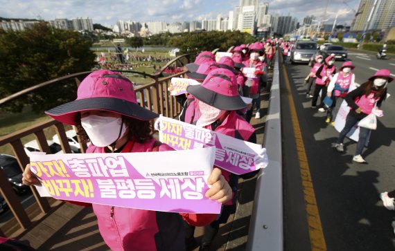 10.20 총파업에 돌입한 전국학교비정규직노조 울산지부 조합원들이 울산 남구 태화강 둔치에서 열린 대규모 총파업 집회에 참가하기 위해 행진하고 있다. 2021.10.20 /사진=뉴스1