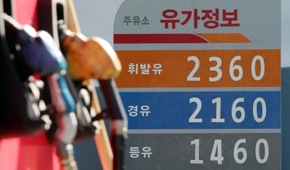 국제유가가 오르면서 전국 주유소 기름값도 상승세를 지속하고 있다. 서울의 리터당 평균 휘발유가격은 지난 18일 7년만에 1800원을 넘어섰다. 20일 서울지역 한 주유소에 기름값이 게시돼 있다. 사진=뉴스1
