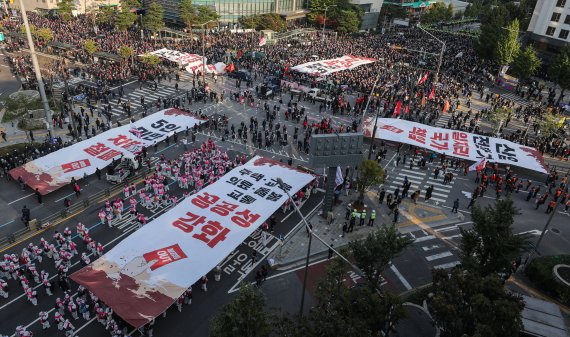 20일 오후 서울 서대문구 서대문역 사거리에서 전국민주노동조합총연맹 총파업 집회가 진행되고 있다. /사진=뉴시스