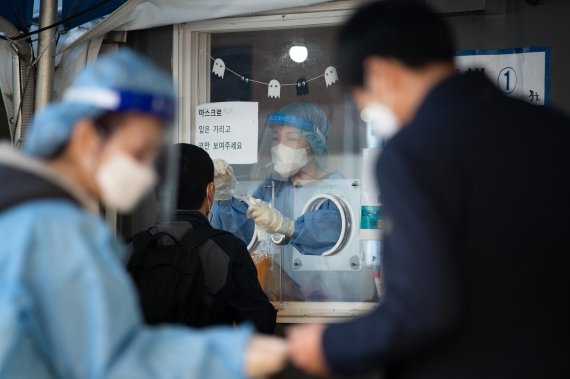 20일 서울역광장에 마련된 신종 코로나바이러스 감염증(코로나19) 중구 임시선별검사소를 찾은 시민들이 검체 검사를 받고 있다. 2021.10.20/뉴스1 © News1 유승관 기자