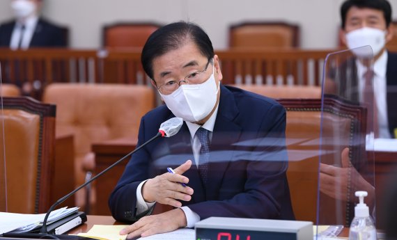 정의용 외교부 장관이 20일 서울 여의도 국회에서 열린 외교통일위원회의 외교부에 대한 국정감사에서 의원 질의에 답변하고 있다. 2021.10.20/뉴스1 © News1 오대일 기자
