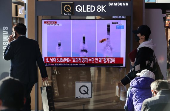 19일 오후 중구 서울역에서 시민들이 북한 미사일 발사 관련 뉴스를 바라보고 있다. 합동참모본부는 이날 북한이 오전 10시17분 함경남도 신포 일대에서 동해상으로 SLBM 추정 단거리 탄도미사일을 1발 발사했다고 밝혔다. 2021.10.19/뉴스1 © News1 박세연 기자