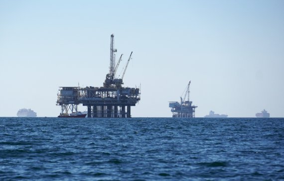 미국 캘리포니아주의 해상 석유플랫폼에서 지난 5일(현지시간) 해저 석유가 채굴되고 있다. 블랙스톤 스티븐 슈워츠먼 최고경영자(CEO)는 26일 화석연료 생산이 타격을 받으면서 사회불안을 야기할 에너지 위기가 심화하고 있다고 경고했다. AP뉴시스