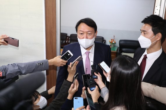 국민의힘 대선 경선 후보인 윤석열 전 검찰총장이 지난 20일 오후 대구 수성구 국민의힘 대구시당 강당에서 열린 대구·경북 선대위 임명장 수여식을 마친 뒤 취재진 질문에 답하고 있다. 2021.10.20/뉴스1 © News1 공정식 기자