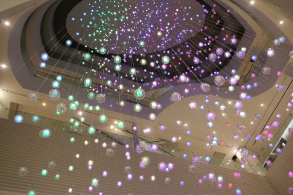 AK플라자가 오는 29일 정식 오픈하는 쇼핑몰 ‘AK플라자 광명점’에 국내 최대 규모의 ‘키네틱 아트(Kinetic art)’를 선보인다. AK플라자 제공.