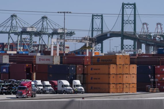 지난 19일(현지시간) 미국 캘리포니아주 로스앤젤레스 항구의 컨테이너 하역장 옆으로 운송 트럭들이 줄지어 서 있다.AP뉴시스