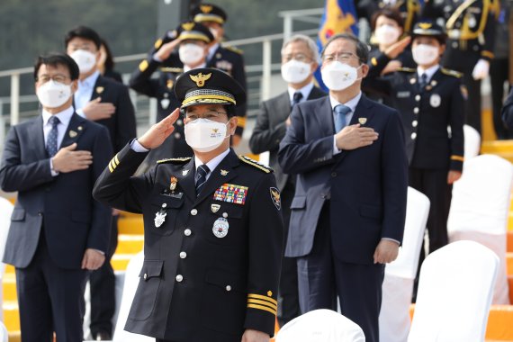 김창룡 경찰청장이 제 76주년 경찰의 날' 기념식 행사애서 경례를 하고 있다. /사진=경찰청 제공