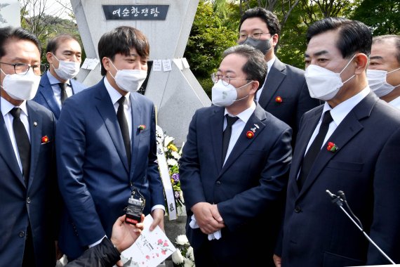 [순천=뉴시스] 변재훈 기자 = 이준석 국민의힘 대표와 의원·당직자가 21일 오전 전남 순천시 순천 팔마종합운동장 내 여순항쟁탑을 참배한 뒤 허석 순천시장(사진 왼쪽에서 2번째)과 이야기를 나누고 있다. 2021.10.21. wisdom21@newsis.com <저작권자ⓒ 공감언론 뉴시스통신사. 무단전재-재배포 금지.> /사진=뉴시스화상