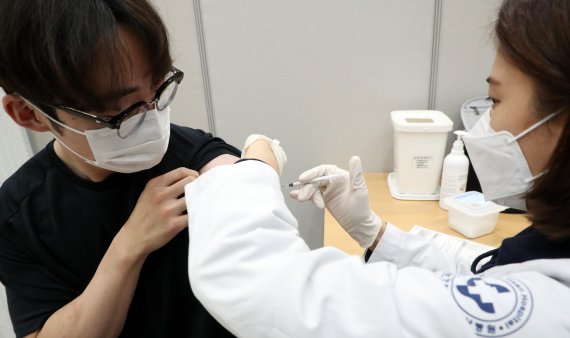 한 시민이 지난 19일 경기도 고양시 일산 동구 호수공원에 마련된 코로나19 예방접종센터에서 접종을 받고 있다. 뉴스1 제공.