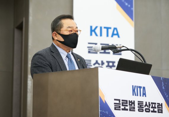 구자열 무역협회 회장이 21일 삼성동 트레이드타워에서 'KITA 글로벌 통상 포럼' 개회사를 하고 있다.