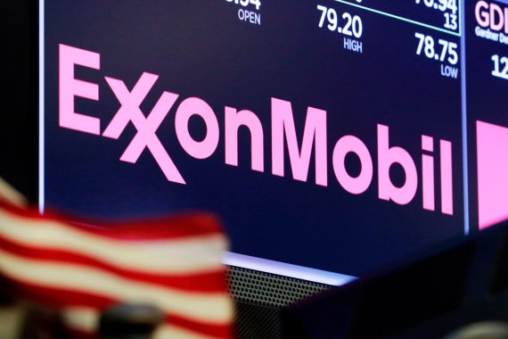 글로벌 대형 에너지 기업 엑손모빌(Exxon Mobil)이 일종의 폐가스인 플레어 가스를 가상자산 채굴의 에너지원으로 사용하는 사업을 추진하고 있다. 뉴욕 증권거래소의 전광판에 엑손 모빌의 로고가 보이고 있다./사진=뉴시스