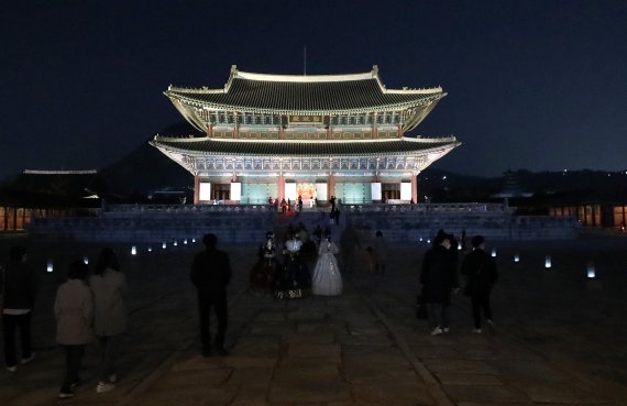 서울 종로구 경복궁 근정전에서 관람객들이 관람하고 있다. /사진=뉴시스