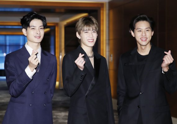 태국 배우 쿤 폴(퐁폴 판야밋, Khunpol), 피피(끄릿 암누아이데차콘, Krit Amnuaydechkorn), 빌킨(푸티퐁 아싸라타나쿨, Putthipong Assaratanakul)이 20일 서울 한 호텔에서 열린 기자간담회에 앞서 포즈를 취하고 있다. 2021.10.20/뉴스1 © News1 권현진 기자