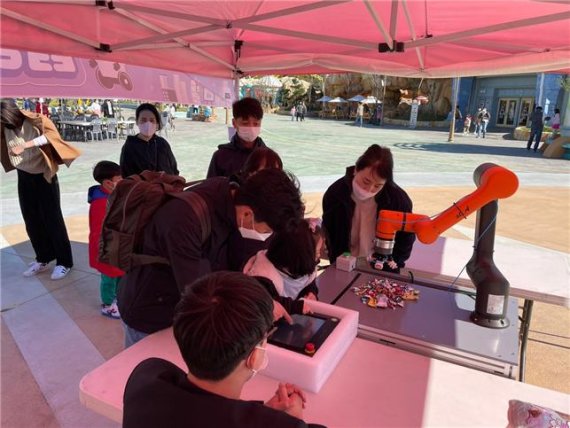 [창원=뉴시스] 마산로봇랜드 로봇 놀이터의 로봇 물고기와 협동 로봇.(사진=로봇랜드 제공)