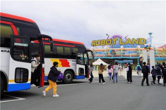 [창원=뉴시스] 마산로봇랜드 체험학습 장소로 인기.(사진=로봇랜드 제공)