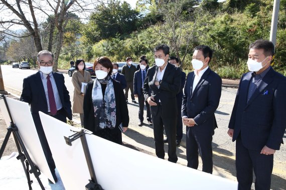 22일 화순백신산업특구를 방문한 기획재정부, 보건복지부, 식품의약품안전처 관계자들이 사업 추진사항 등에 대한 설명을 듣고 있다.사진=화순군 제공