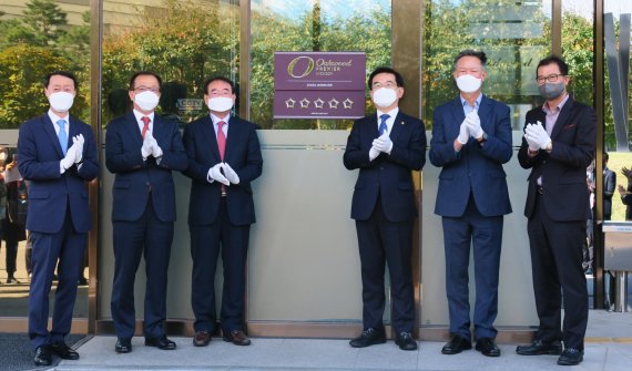 [인천=뉴시스] 김동영 기자 = 22일 오전 인천 연수구 송도국제도시 오크우드 프리미어 인천에서 심영철 오크우드 프리미어 인천 총지배인, 주시보 ㈜포스코인터내셔널 사장, 조윤영 한무컨밴션㈜ 사장, 더불어민주당 정일영 국회의원, 민민홍 인천관광공사 사장 ,이임혁 인천시관광협회 회장(왼쪽부터) 등이 현판식을 하고 있다. 2021.10.22. dy0121@newsis.com