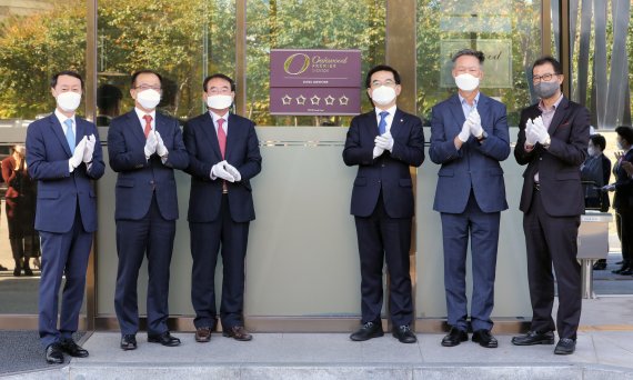 한무컨벤션(주)에서 운영하는 오크우드 프리미어 인천이 한국관광협회중앙회가 시행하는 호텔 등급심사에서 가족호텔로서 최초로 최고 등급인 5성 등급을 획득했다. 22일 심영철 오크우드 프리미어 인천 총지배인, 주시보 ㈜포스코인터내셔널 사장, 조윤영 한무컨밴션㈜ 사장, 더불어민주당 정일영 국회의원, 민민홍 인천관광공사 사장 ,이임혁 인천시관광협회 회장(사진 왼쪽부터)이 오크우드 프리미어 호텔 앞에서 현판식을 하고 있다. 2021.10.22/뉴스1 © News1 정진욱 기자