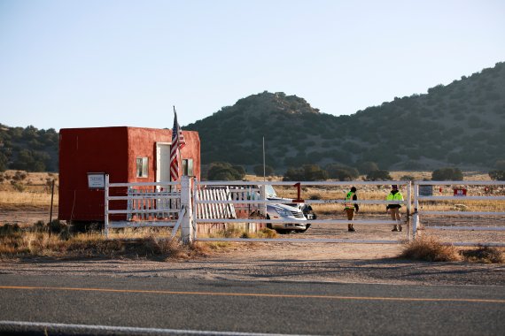미국 영화배우 알렉 볼드윈이 소품용 총을 쏴 촬영감독이 사망한 영화 촬영 현장인 뉴멕시코주 보난자크리크 목장 입구를 22일(현지시간) 경찰이 막고 사건현장을 통제하고 있다. 로이터뉴스1
