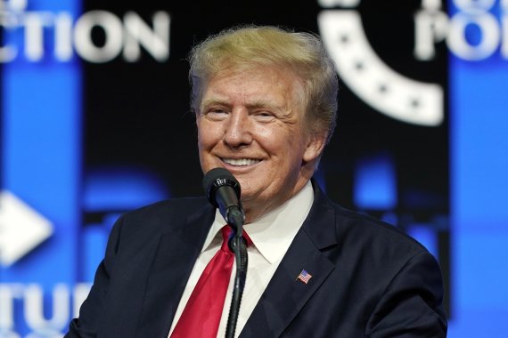 도널드 트럼프 전 미국 대통령이 7월 24일(현지시간) 애리조나주 피닉스에서 열린 한 집회에 참석해 지지자들을 향해 미소짓고 있다. AP뉴시스