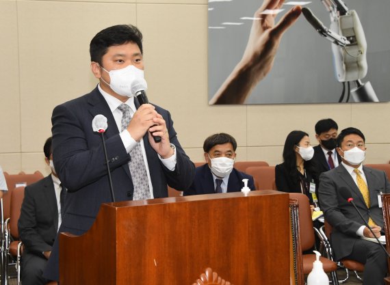 [서울=뉴시스] 최동준 기자 = 5일 서울 여의도 국회 과학기술정보방송통신위원회에서 열린 2021년도 국정감사에서 연주환 넷플릭스서비시스 코리아 팀장이 증인으로 출석해 답변하고 있다. (공동취재사진) 2021.10.05. photo@newsis.com