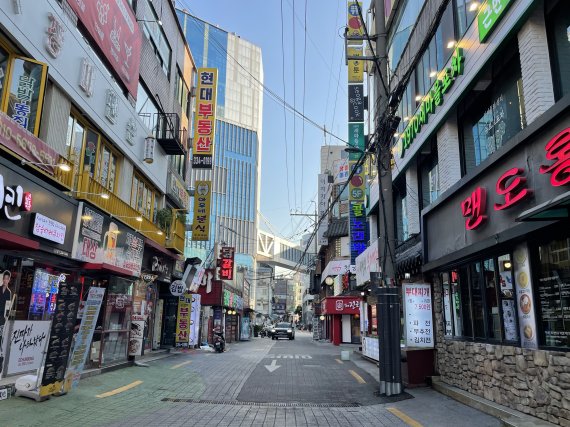 위드코로나 이행계획 발표를 한 주 앞둔 22일 오후 신촌 거리가 한산하다 /사진=박지연 기자