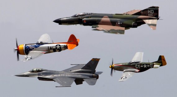 편대 비행 중인 F-4, P-47 선더볼트, F-16, P-51 머스탱. 2006년 5월 13일 루이지애나주 박스데일 공군 기지에서 열린 리버티 에어쇼 중의 한 장면. 사진=내셔널 인터레스트(national interest)