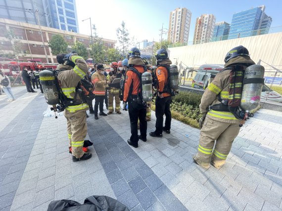 소방대원들이 23일 서울 금천구 가산동의 한 건물 신축공사 현장에서 발생한 이산화탄소 누출사고와 관련, 진압작전을 준비히고 있다.뉴스1