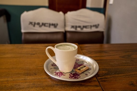 자양시장 안에 있는 레트로 콘셉트의 자양다방. 서울관광재단 제공