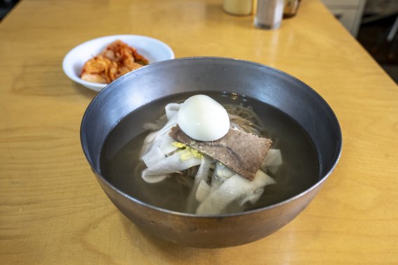 서울어린이대공원 구의문 쪽에 자리한 오래된 평양냉면 전문점 '서복냉면'. 서울관광재단 제공