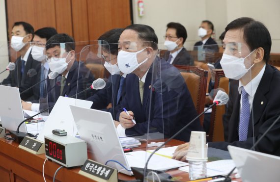 지난 21일 기획재정부를 상대로 열린 국회 기획재정위원회의 종합감사에 홍남기 경제부총리 겸 기획재정부 장관이 출석해 의원들의 질의에 답변하고 있다. 2021.10.21/뉴스1DB