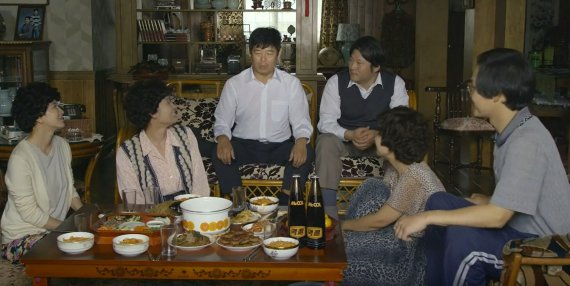 왼쪽부터 <응답하라 1988>의 덕선 엄마(이일화 분), 선우 엄마(김선영 분), 덕선 아빠(성동일 분), 택이 아빠(최무성 분), 정환 엄마(라미란 분), 정환 아빠(김성균 분). (사진=tvN 드라마 <응답하라 1988> 캡처) © 뉴스1
