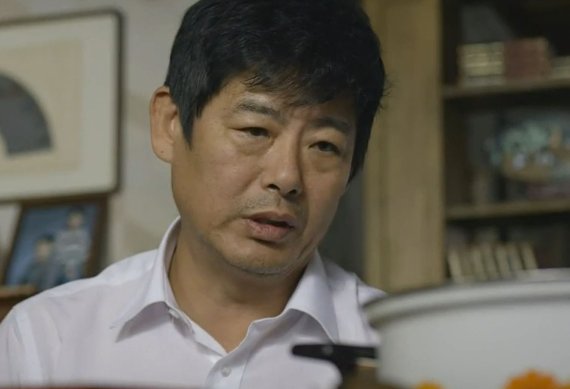 극 중 덕선 아빠가 예금을 추천하고 있다. (사진=<응답하라 1988> 캡처) © 뉴스1