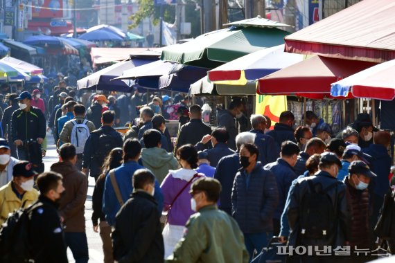 코로나19 신규 확진자가 1,423명으로 집계된 24일 휴일을 맞이해 서울 종로구 동묘 벼룩시장이 인파로 붐비고 있다. 사진=서동일 기자