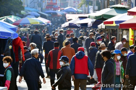 코로나19 신규 확진자가 1,423명으로 집계된 24일 휴일을 맞이해 서울 종로구 동묘 벼룩시장이 인파로 붐비고 있다. 사진=서동일 기자