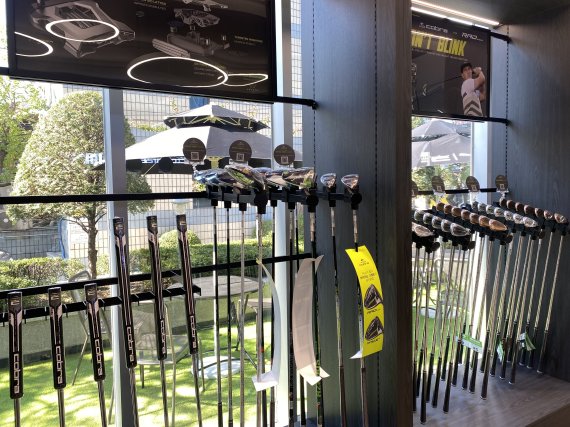 지난 14일 문을 연 '코브라 푸마 스토어'에 판매 중인 코브라 골크클럽.© 뉴스1