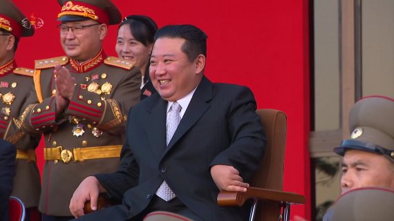 [서울=뉴시스] 북한 조선중앙TV는 지난 11일 평양의 3대혁명전시관에서 김정은 국무위원장이 참석한 가운데 국방발전전람회 '자위-2021'이 열렸다고 13일 보도했다. 2021.1