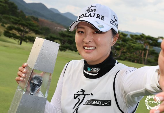 24일 부산 기장군 LPGA 인터내셔널 부산에서 막을 내린 LPGA투어 BMW 레이디스 챔피언십에서 정상에 오르며 LPGA투어 한국인 통산 200승의 주인공이 된 고진영이 셀카를 찍으며 기뻐하고 있다. /사진=LPGA