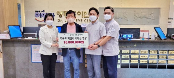 영등포 이안과(대표원장 이태곤·왼쪽 세번째)에서 김영식세자녀출산지원재단에 출산축하금 1000만원을 기부하면서 김영식 이사장(왼쪽 두번째)과 포즈를 취하고 있다. 사진=김영식세자녀출산지원재단 제공