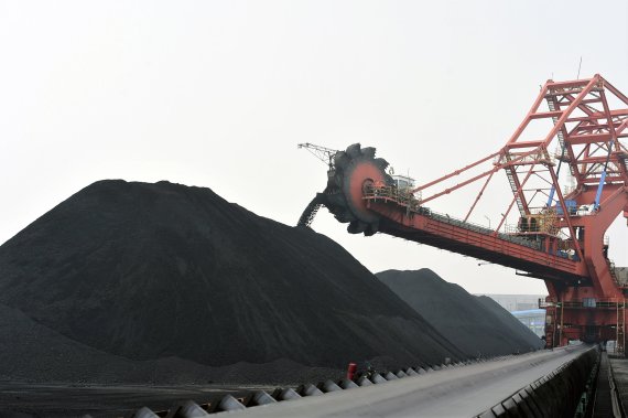 [베이징=신화/뉴시스]지난 7월7일 중국 허베이(湖北)성 창저우(滄州)의 황화(黄驊)항에 석탄이 적재돼 있다. 중국 산시(山西)성의 주요 석탄 생산 중심지를 강타한 홍수로 석탄 가격이 치솟으면서 계속되는 전력 부족 문제를 해결하기 위한 중국 정부의 노력이 복잡해지고 있다고 미 CNN이 11일(현지시간) 보도했다. 2021.10.12