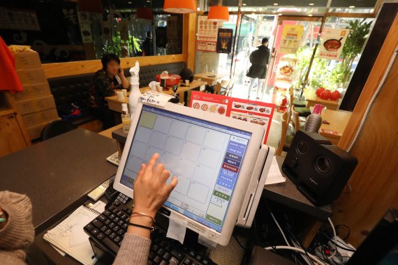 25일 오전 11시쯤 전국 KT인터넷 장애가 발생해 유·무선망 모두 데이터 전송이 이뤄지지 않는 '먹통' 사태가 발생했다. 이날 정오 무렵 점심 장사를 앞둔 대구의 한 음식점에서 종업원이 작동을 멈춘 포스기를 만져보고 있다. 2021.10.25/뉴스1 © News1 공정식 기자