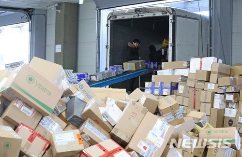 미국 블랙프라이데이 때 국내 구매자들이 해외직구(직접구매)한 물품들이 인천 중구 인천본부세관 특송물류센터에서 택배차량에 실리고 있다. /사진=뉴시스
