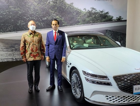 정의선 현대차그룹 회장(왼쪽)과 조코 위도도 인도네시아 대통령이 25일(현지시간) 'The Future EV Ecosystem for Indonesia' 행사에서 기념촬영을 하고 있다. 인도네시아 정부는 내년 G20 발리 정상회의의 공식 VIP 차량으로 제네시스 G80 전동화 모델을 선정했다. 현대차 제공