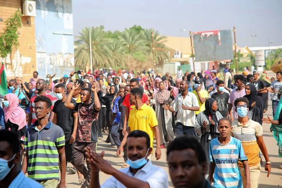 아프리카 수단 수도 하르툼에서 25일(현지시간) 군부 쿠데타에 반대하는 시민들이 행진하고 있다.AP뉴시스