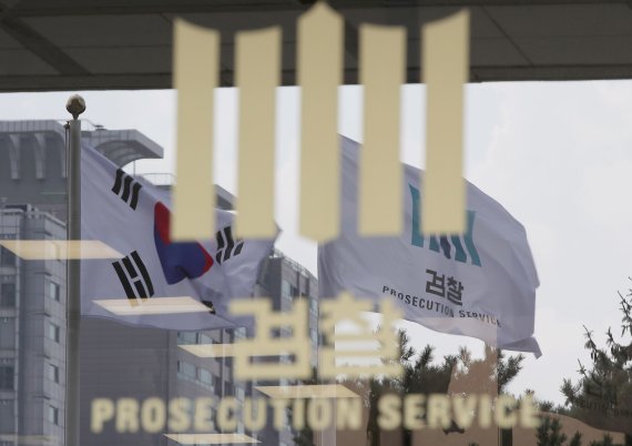 검찰, '스폰서 의혹' 윤우진 前 용산세무서장 조사